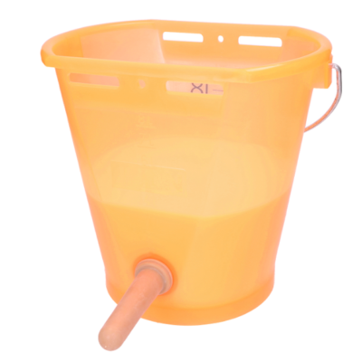 De oranje speenemmer heeft een inhoud van 8 liter. Dankzij de bolle bodem wordt alle melk opgezogen door het kalf. Bestel de oranje speenemmer nu.
